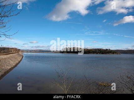 L'estuaire de la rivière de l'île Kent Holme Grange-over-Sands Arnside Knott distance dans la baie de Morecambe Cumbria England Banque D'Images