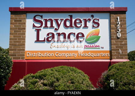 Un logo affiche à l'extérieur du siège de la distribution du Snyder-lance, Inc., à Hanover, en Pennsylvanie le 17 avril 2016. Banque D'Images