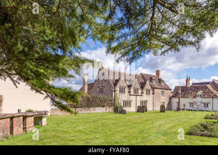 Bâtiments historiques entourent le cimetière de l'église de Saint Sampson, Cricklade Wiltshire, Angleterre, Royaume-Uni Banque D'Images