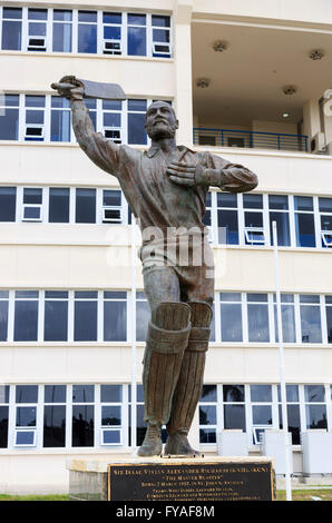 Statue de batteur de cricket, grand Sir Vivian Richards à l'extérieur de la Sir Vivian Richards Stadium, Antigua-et-Barbuda, Antilles Banque D'Images