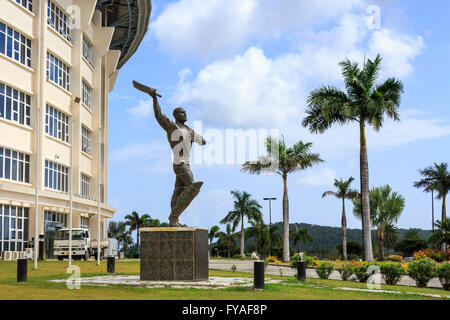 Statue de batteur de cricket, grand Sir Vivian Richards à l'extérieur de la Sir Vivian Richards Stadium, Antigua-et-Barbuda, Antilles Banque D'Images