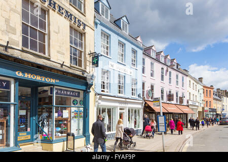 Magasins attrayants dans les ville de Cirencester, Gloucestershire, Angleterre Royaume-uni Banque D'Images