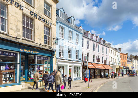 Magasins attrayants dans les ville de Cirencester, Gloucestershire, Angleterre Royaume-uni Banque D'Images