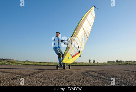 BADAJOZ, Espagne, le 27 mars. Un sportif équitation son skate par l'asphalte d'un parking du stade au coucher du soleil, le 27 mars 2012, Badajo Banque D'Images