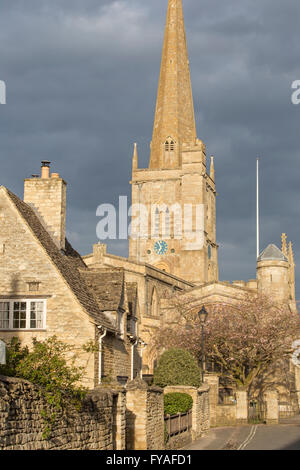 St John the Baptist Church, à la fin de l'après-midi la lumière, les Cotswolds Burford, Oxfordshire, England, UK Banque D'Images