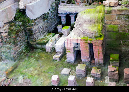 Vestiges de thermes de commandants du camp romain de Binchester tuile terre piliers pour permettre le chauffage par le sol dans une chambre chaude Banque D'Images