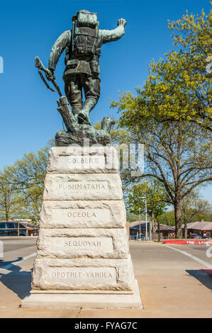 Statue en bronze « Spirit of the American Doughboy » à Muskogee, OK en hommage aux anciens combattants de la première Guerre mondiale des cinq tribus civilisées. (ÉTATS-UNIS) Banque D'Images