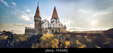 Hunedoara, Roumanie- le 20 février 2016 : Château de Hunedoara Corvin gothique ville, région de Transylvanie, unique et l'un des sept wond Banque D'Images