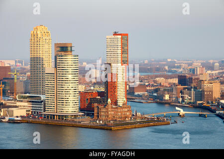 Vue de l'horizon de Rotterdam sur l'Wilhelminapier. Banque D'Images