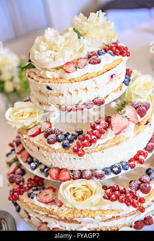 Close up image of classic wedding cake aux fruits rouges Banque D'Images