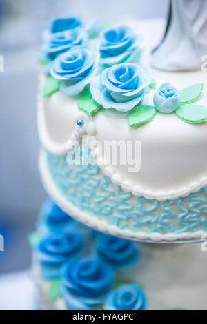 Close up image of classic wedding cake aux fruits rouges Banque D'Images