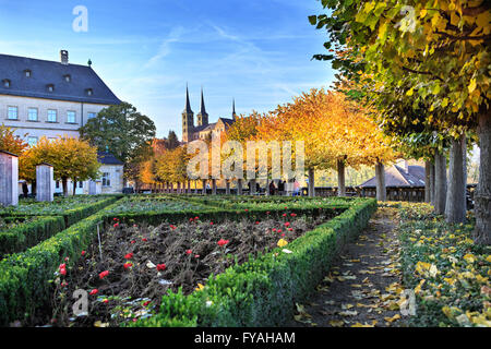 Jardin de roses de la nouvelle résidence avec vue sur l''Abbaye Saint Michel à Bamberg, Bavière, Allemagne Banque D'Images