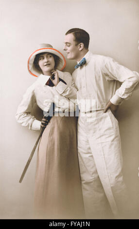 La main, d'une carte postale sépia Edwardian couple. Banque D'Images