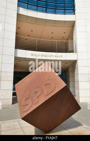 Bundeszentrale SPD, Willy-Brandt-Haus, Stresemannstrasse, Kreuzberg, Berlin, Deutschland Banque D'Images