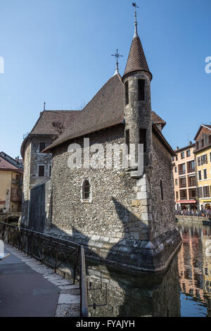 Vue sur le Palais de l'Isle et dans la rivière Thiou vieille ville d'Annecy, Haute-Savoie, France, Europe. Banque D'Images