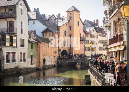 Les touristes à marcher le long de la rivière dans la vieille ville d'Annecy, Haute-Savoie, France, Europe. Banque D'Images