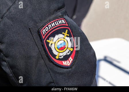 Chevron sur le manchon de l'uniforme policier russe Banque D'Images