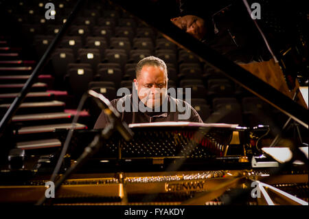 Le pianiste de jazz anglais Julian Joseph lors de son contrôle à l'Turner Sims Concert Hall, Southampton, Angleterre. Banque D'Images