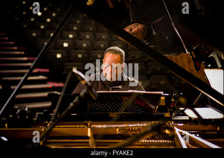 Le pianiste de jazz anglais Julian Joseph lors de son contrôle à l'Turner Sims Concert Hall, Southampton, Angleterre. Banque D'Images