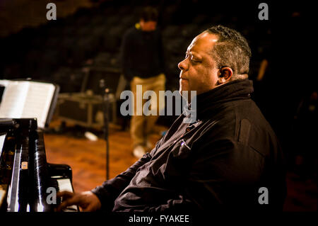 Le pianiste de jazz anglais Julian Joseph lors de son contrôle à l'Turner Sims Concert Hall, Southampton, Angleterre. Banque D'Images