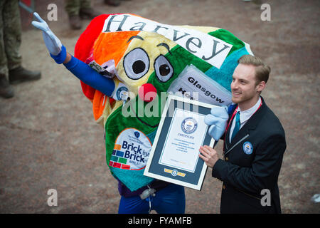 Le Mall, Londres, Royaume-Uni. 24 avril, 2016. Vierge 2016 Marathon de Londres, un record mondial Guinness Harvey à la ligne d'arrivée. Banque D'Images