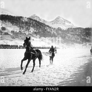 Skikjoering course de chevaux au cours de Jura-foot à St Moritz en 1921, en Suisse. - Skijoering waehrend White Banque D'Images