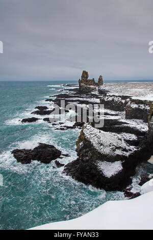 Londrangar, paire de bouchons volcaniques de basalte dans la neige en hiver, l'Islande, de Snæfellsnes Banque D'Images