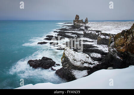 Londrangar, paire de bouchons volcaniques de basalte dans la neige en hiver, l'Islande, de Snæfellsnes Banque D'Images