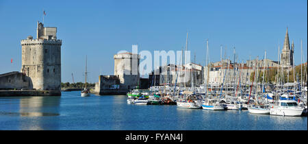 Les tours Tour de la chaîne et tour Saint-Nicolas dans le vieux port / Vieux Port à La Rochelle, Charente-Maritime, France Banque D'Images