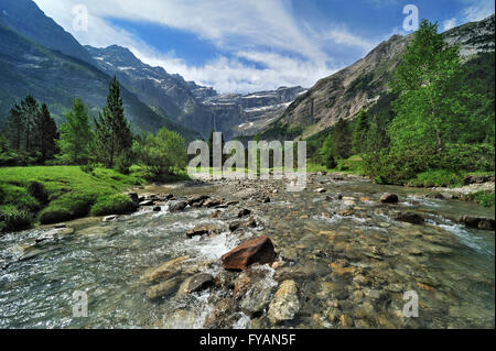 Le Cirque de Gavarnie et les chutes de Gavarnie / Grande Cascade de Gavarnie, plus haute cascade de France dans les Pyrénées Banque D'Images