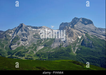 Vue sur le Cirque de Gourette et le massif du Ger vu depuis le Col d'Aubisque dans les Pyrénées, France Banque D'Images