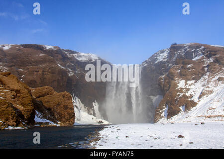 Skogafoss, 63 m de haut situé sur la cascade de la rivière Skógá en hiver, l'Islande, Skógar Banque D'Images