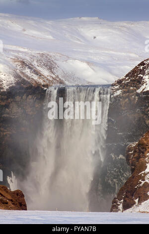 Skogafoss, 63 m de haut situé sur la cascade de la rivière Skógá en hiver, l'Islande, Skógar Banque D'Images