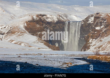 Skogafoss, 63 m de haut situé sur la cascade de la rivière Skógá en hiver, l'Islande, Skógar Banque D'Images