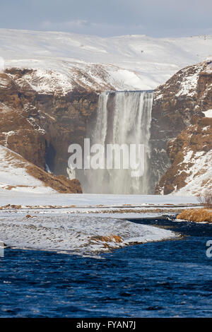 Skogafoss, 63 m de haut situé sur la cascade de la rivière Skógá en hiver, l'Islande, Skógar Banque D'Images