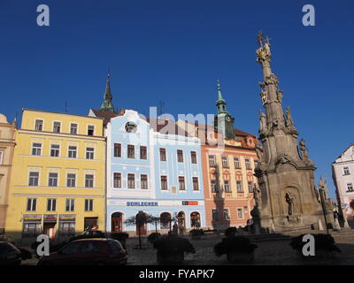 Ville médiévale de Jindrichuv Hradec avec memorial ravageurs et des maisons , République Tchèque. Banque D'Images