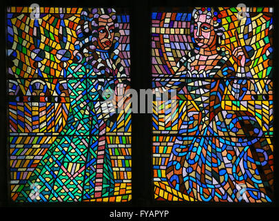 Vitrail dans la cathédrale Saint-Guy, Prague, représentant un homme et femme avec un costume Baroque engagés dans la cour. Banque D'Images