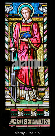 Vitrail dans la cathédrale Saint-Guy, Prague, représentant Saint Laurent de Rome, un martyr chrétien. Banque D'Images