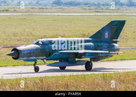 HRZ MiG-21 BIS circuler en taxi de l'Armée de l'air croate Banque D'Images