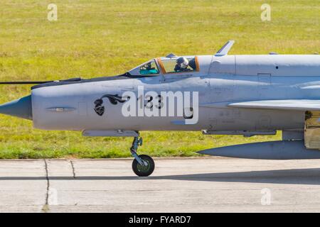 HRZ MiG-21 BIS circuler en taxi de l'Armée de l'air croate Banque D'Images