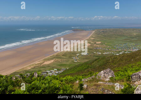 Vue depuis le haut de Rhossili Rhossili à Hillend et la péninsule de Gower Wales UK en été avec caravanes et camping o Banque D'Images