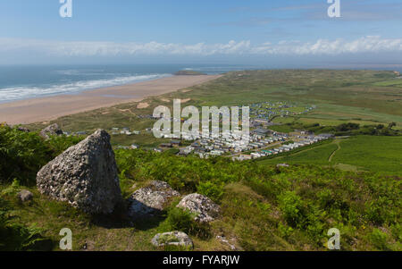 Vue depuis le haut de Rhossili Rhossili à Hillend et la péninsule de Gower Wales UK en été avec caravanes et camping o Banque D'Images