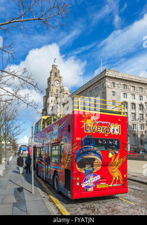 Bus de tourisme à Pier Head, Liverpool, Merseyside, England, UK Banque D'Images