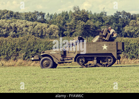 Semi-chenillé de l'armée américaine avec des mitrailleuses Browning dans M45 Quadmount Matrice anti-aériens Banque D'Images