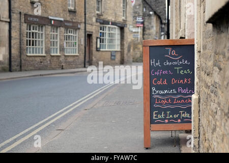 7a Coffee shop sign in Fairford, Gloucestershire, Angleterre, Royaume-Uni. Banque D'Images