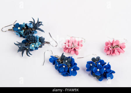 Boucles d'oreilles faits à la main belle rose isolé sur fond blanc Banque D'Images