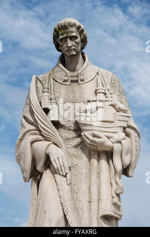 Une statue en marbre du martyr São Vicente, saint patron de Lisbonne. Il est titulaire d'un navire avec deux corbeaux, l'emblème de la ville. Le Portugal. Banque D'Images