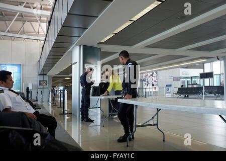 En cours de vérification des passagers jusqu'au contrôle de sécurité avant d'entrer dans la porte de départ du vol à l'aéroport international La Aurora à Guatemala City au Guatemala Amérique Centrale Banque D'Images