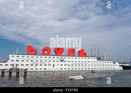 Amstel Botel Amsterdam hôtel flottant dans le port d'Amsterdam IJ avec chambres à l'hôtel loft logo caractères Banque D'Images