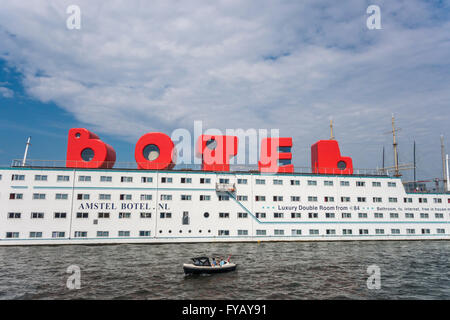 Amstel Botel Amsterdam hôtel flottant dans le port d'Amsterdam IJ avec chambres à l'hôtel loft logo caractères Banque D'Images